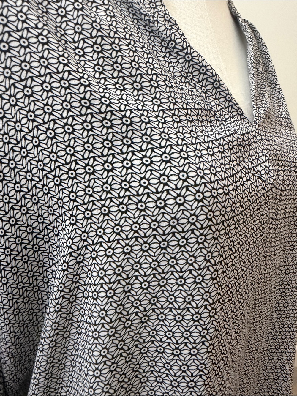 LOFT Black & White Printed Split V-Neck Blouse - Picture 5 of 7
